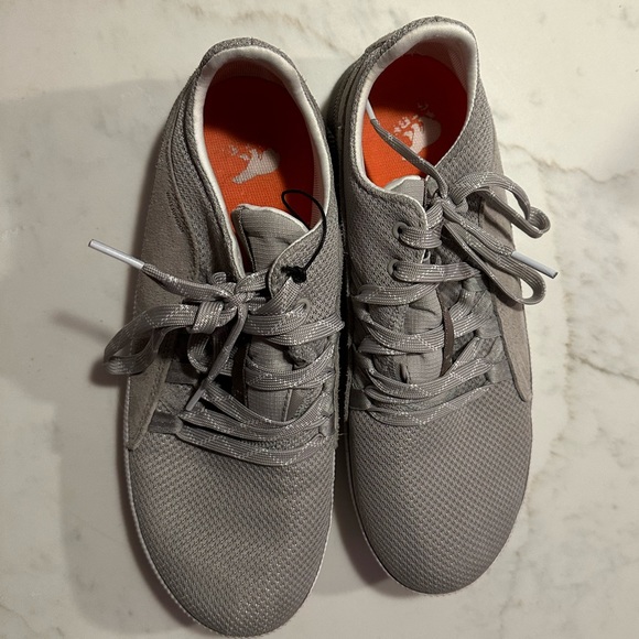 Waterproof Sorel Sneakers size 9.5. Barely worn and very chic! - Picture 5 of 7